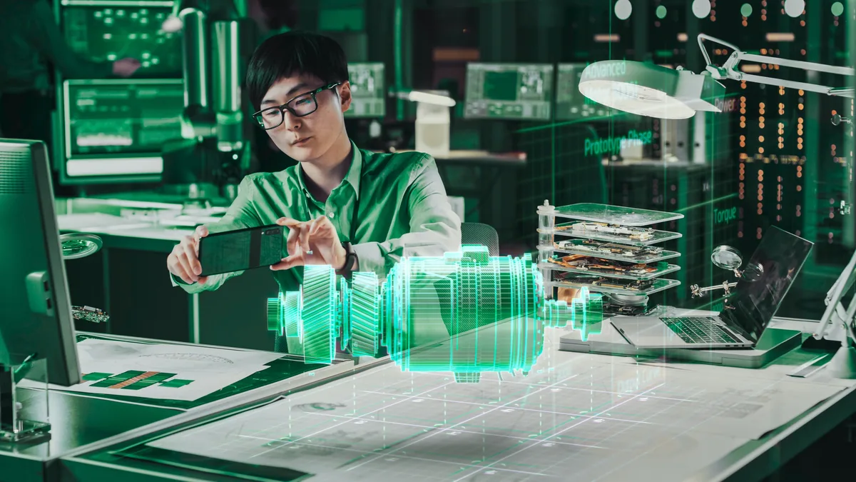 Engenheiro utilizando realidade aumentada para visualizar modelo técnico