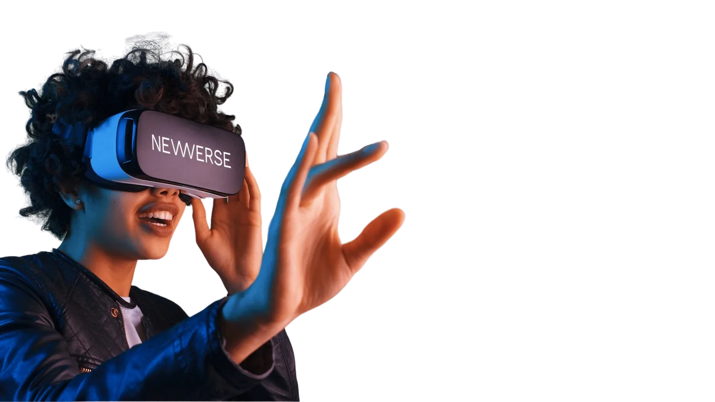 Pessoa utilizando óculos de realidade virtual com a marca NEWVERSE